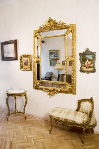 "Зеркало с коронами" в интерьере
